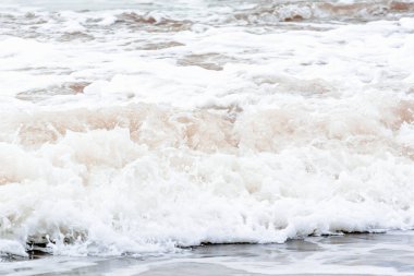 Akdeniz 'in beyaz dalgaları kıyıda