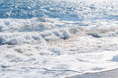 Akdeniz 'in beyaz dalgaları kıyıda