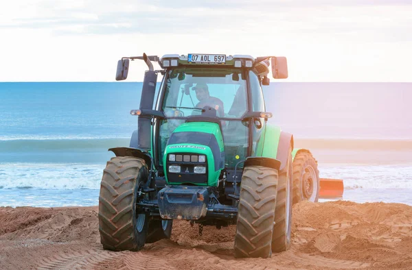 Turkey Antalya Března 2021 Traktor Připravuje Vyrovnává Písek Pobřeží Pro — Stock fotografie