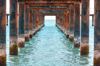 Akdeniz kıyısındaki paslı iskele