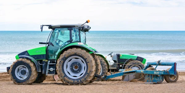Turkey Antalya Března 2021 Traktor Pro Přípravu Vyrovnávání Písku Moře — Stock fotografie