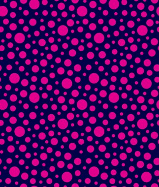 Lekesiz pembe benekli, donanma arkaplanlı.