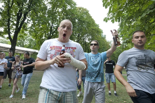 Serbiska fans fira ankomsten en fotboll matchar i Odessa, Ukraine. — Stockfoto