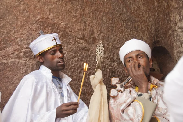 Ortodoks yılbaşı gecesini bekle başında üzerinde 6 Ocak 2014 Lalibela, Etiyopya Ortodoks rahip.