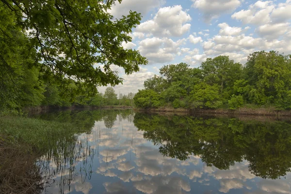 Reflexion der Wolken im Fluss bityug, Russland. — Stockfoto