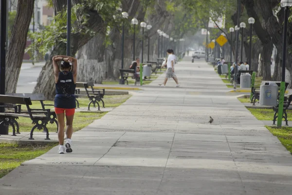 Donna fa esercizi al mattino presto in Avenida Arequipa a Lima, Perù . — Foto Stock