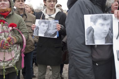 İnsanlar Boris Nemtsov portreleri onun cinayetine, Voronezh, Rusya adanmış mitingde tutun.