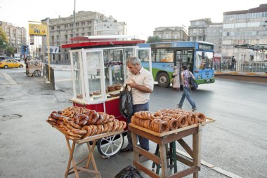 Sokak satıcısı satan simits bir sokakta, Istanbul, Türkiye.