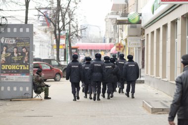 Rus polis grup Voronej, Rusya'nın ralli için Engelli bir dilenci tarafından geçmek.