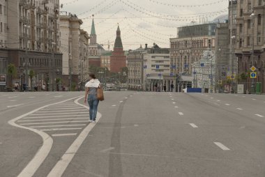 Kadın şehir Festivali, Moskova, Rusya sırasında boş Tverskaya street yürüyor.