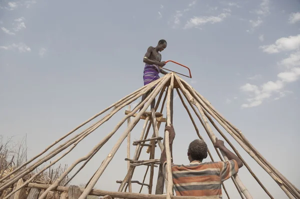 Gli uomini Karo costruiscono una nuova capanna a Colcho, Valley Omo, Etiopia . — Foto Stock