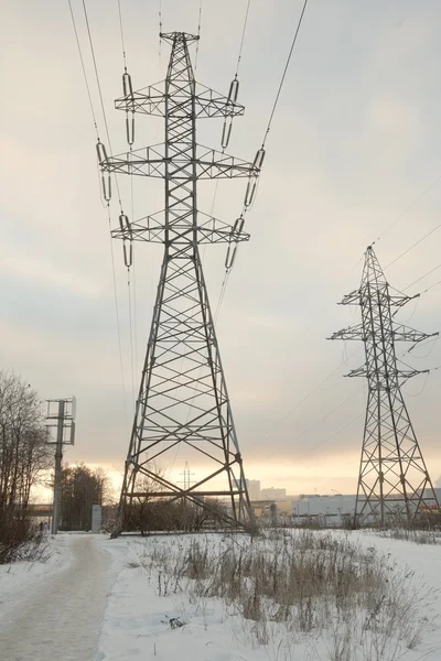 在俄罗斯莫斯科附近的电源线. 图库照片