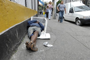 Sao Paolo, Brezilya bir sokakta evsiz adam uyuyor.