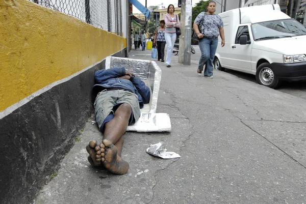 Homeless man sleeps on a street in Sao Paolo, Brazil. — Stock Photo, Image