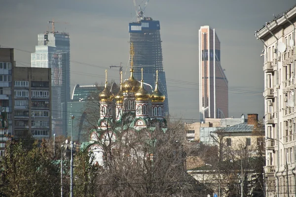 Ruská církev s mrakodrapy v pozadí, Rusko. — Stock fotografie