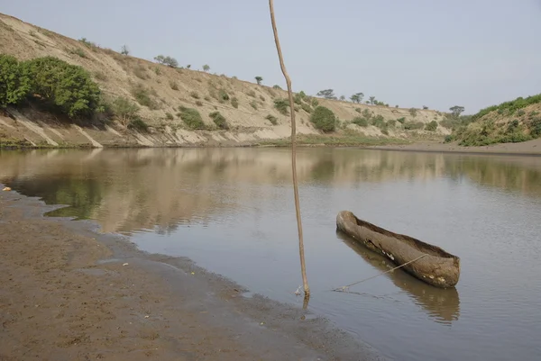 El río Omo con barco de madera en primer plano, Etiopía . — Foto de Stock