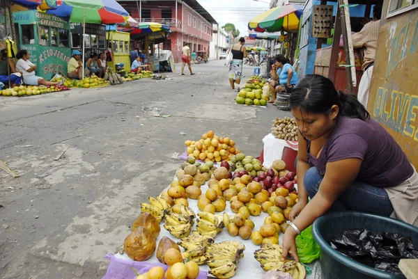 Mujer peruana vende frutas exóticas en una calle de Iquitos, Perú . — Foto de Stock