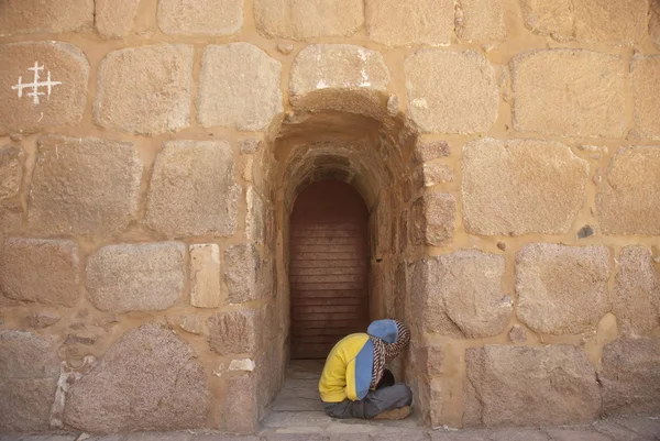 Pilgrim čeká zahájení bohoslužby na bráně klášter svaté Kateřiny, Egypt. — Stock fotografie