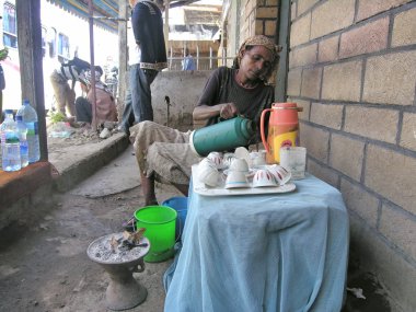 Etiyopya kadın Harar, Etiyopya bir sokakta bir kahve hazırlar.