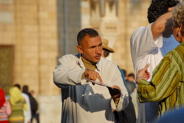 Egyptská číšník touts turisty k jeho pouliční restaurace, Káhira, Egypt. — Stock fotografie