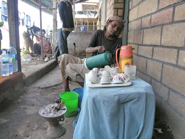 Mulher etíope prepara um café em uma rua em Harar, Etiópia . — Fotografia de Stock