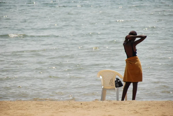 Rwandan woman stands on the Lake Kivu shore in Gisenyi, Rwanda. — Stock Photo, Image