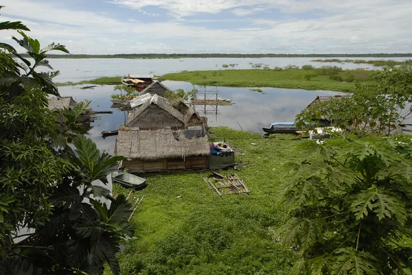 Görünüm Itaya nehrinde Iquitos, Peru.