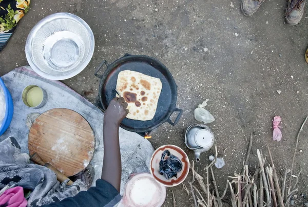 エチオピアの女性は、ハラー、エチオピアのパンケーキを調理します。. — ストック写真