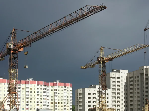 建筑起重机在居住的地方，沃罗涅日，俄罗斯. 免版税图库照片