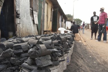 İnsanlar Kibera, Nairobi, Kenya satış için kömür hazırlar.