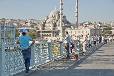 Türk balıkçıların balık çubuk üzerinde Galata Köprüsü, Istanbul, Türkiye.