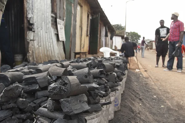 La gente prepara un carbón para vender en Kibera, Nairobi, Kenia . —  Fotos de Stock