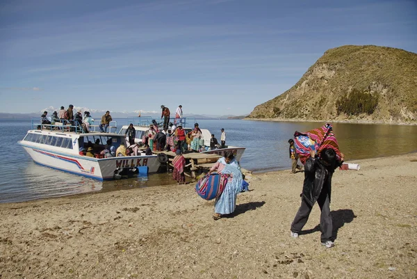 Los aldeanos van a la orilla en Isla del Sol, Lago Titicaca, Bolivia . —  Fotos de Stock