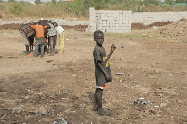 Des enfants jouent dans une rue à Juba, au Soudan du Sud . — Photo