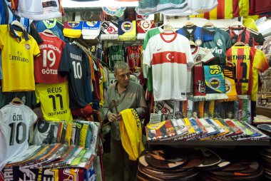Satıcı satıyor t-shirtler, Kapalıçarşı, Istanbul, Türkiye.