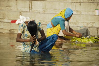 Saçında Ganj Nehri, Varanasi, Hindistan Hint kadın yıkar.