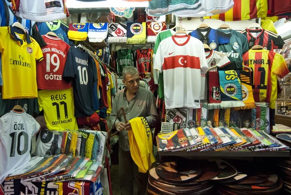 Vendedor vende camisetas en el Gran Bazar en Estambul, Turquía . —  Fotos de Stock