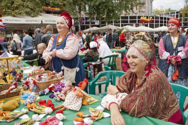 Rus kadınlar Voronej, Rusya'nın bir sokakta geleneksel Hatıra Eşyası satmak.
