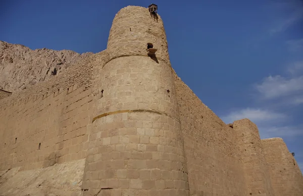 Věž a hradby kláštera svaté Kateřiny, Egypt. — Stock fotografie