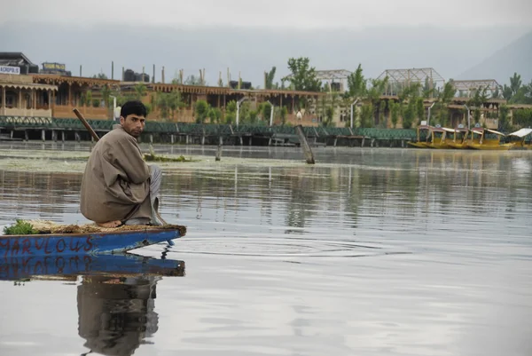 Kashmiri man goes fishing in the Dal Lake, Srinagar, India. — Stock Photo, Image