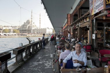 Ziyaretçi bir balık Restaurant Galata Köprüsü'nde, Istanbul, Türkiye.