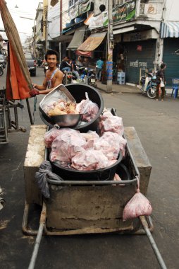 Tay kasap dükkânı Kanchanaburi, Tayland için kaybı yükler.
