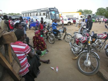 Juba, Güney Sudan bir otobüs istasyonunda otobüsler için insanlar bekler.