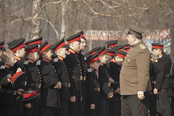 Oficial inspeciona cadetes do Corpo de Cadetes Mikhailovsky Voronezh em Voronezh, Rússia . — Fotografia de Stock