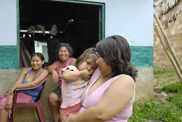 Bora menina com sua mãe em Padre Cocha, Iquitos, Peru . — Fotografia de Stock