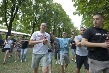 Sırp hayranları bir futbol maç Crvena Zvezda ve yerel takım, Odessa, Ukrayna arasında onların varış kutlamak.