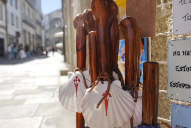 Midye kabukları ve Umre değnek bir Hediyelik eşya, Santiago de Compostela, İspanya.