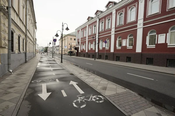 Caminho de bicicleta na rua em Moscou, Rússia . — Fotografia de Stock