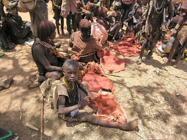 Hamer mulheres vendem ocre no mercado em Dimeka, Omo Valley, Etiópia . — Fotografia de Stock
