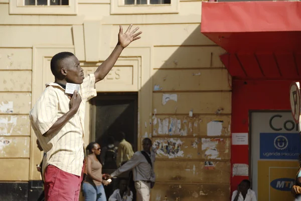 Homem ugandense prega em uma rua de Kampala, Uganda . — Fotografia de Stock